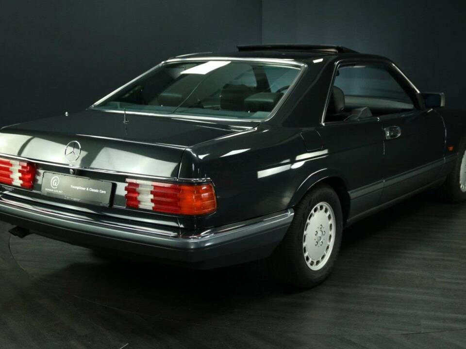 Immagine 2/50 di Mercedes-Benz 560 SEC (1990)