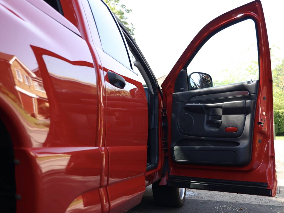 Image 49/82 of Dodge Ram SRT 10 (2005)
