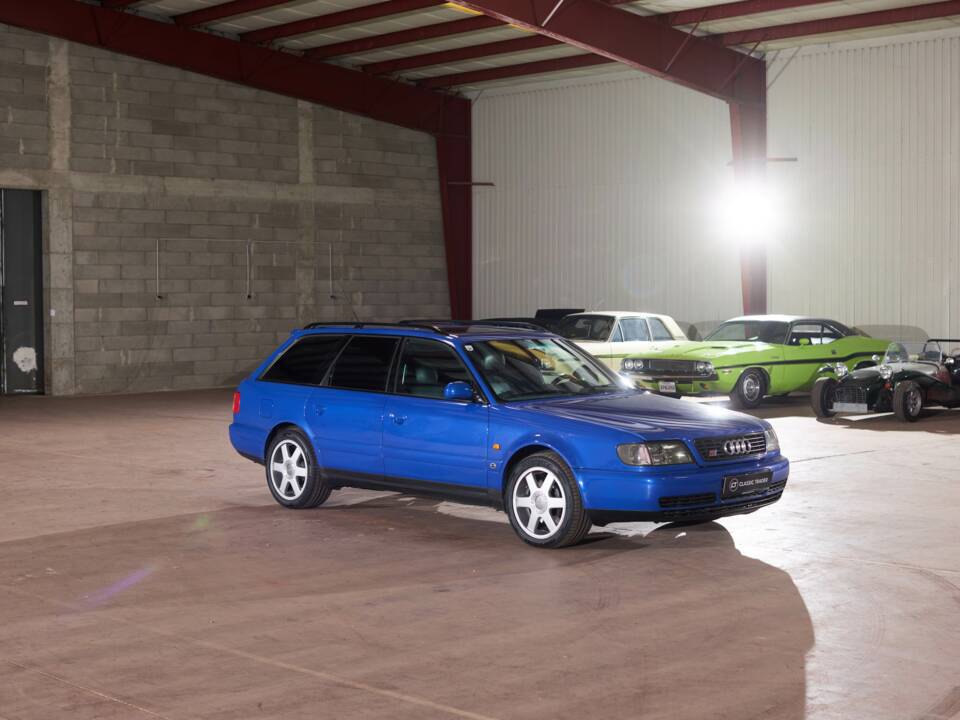 Image 24/113 of Audi S6 Plus Avant (1996)