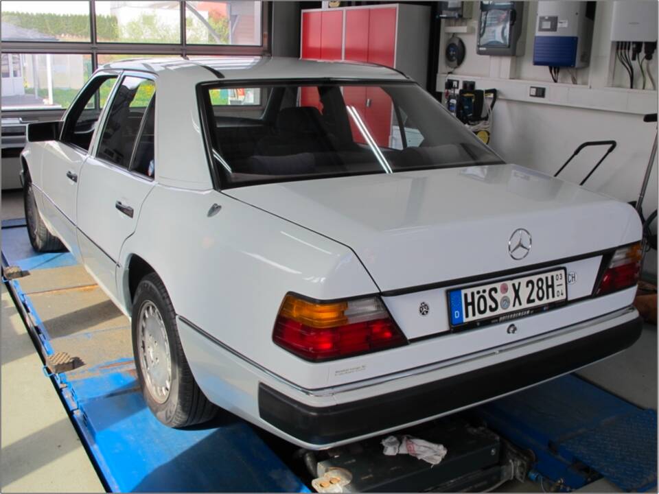 Bild 3/71 von Mercedes-Benz 300 E 4-Matic (1990)