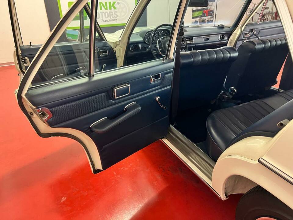 Bild 26/46 von Mercedes-Benz 220 D (1972)