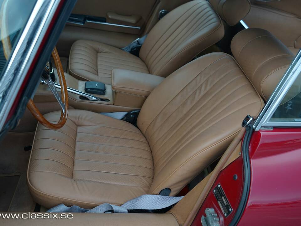 Image 3/17 of Jaguar E-Type (1970)