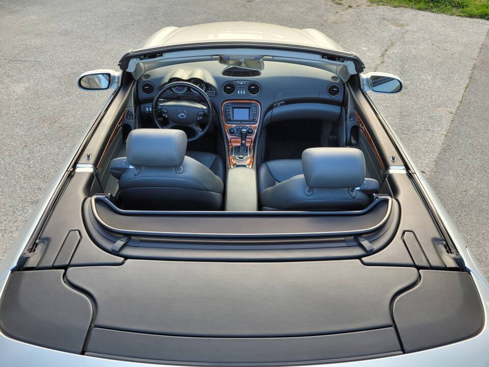 Bild 61/97 von Mercedes-Benz SL 500 (2004)