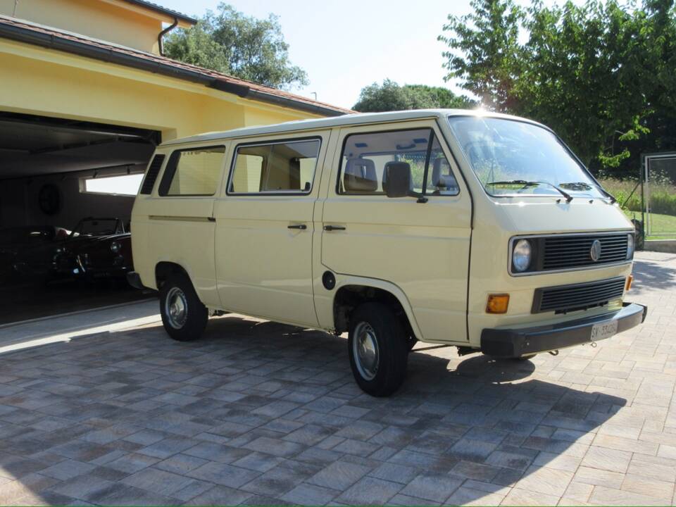 Image 2/40 of Volkswagen T3 Caravelle 2.0 (1987)