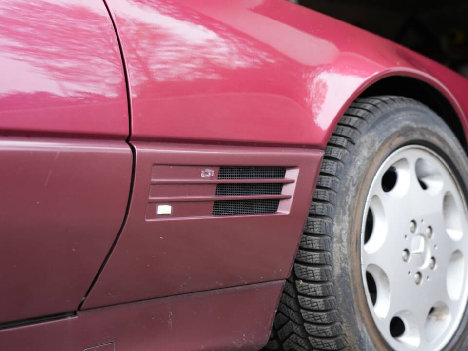 Image 25/95 of Mercedes-Benz 300 SL (1993)