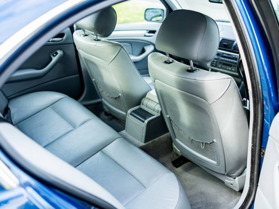 Image 34/38 of BMW 325i (2002)