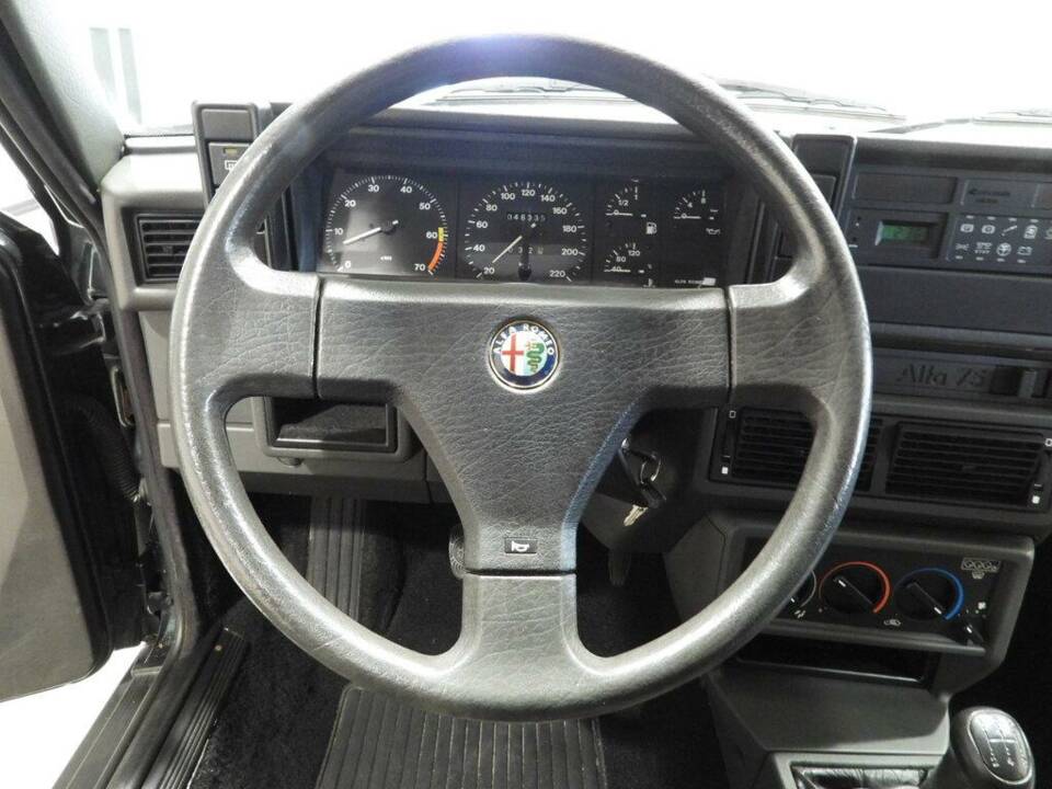 Imagen 7/14 de Alfa Romeo 75 1.6 (1991)