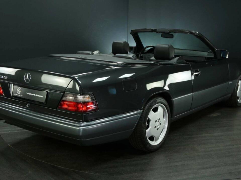 Immagine 2/30 di Mercedes-Benz E 320 (1997)