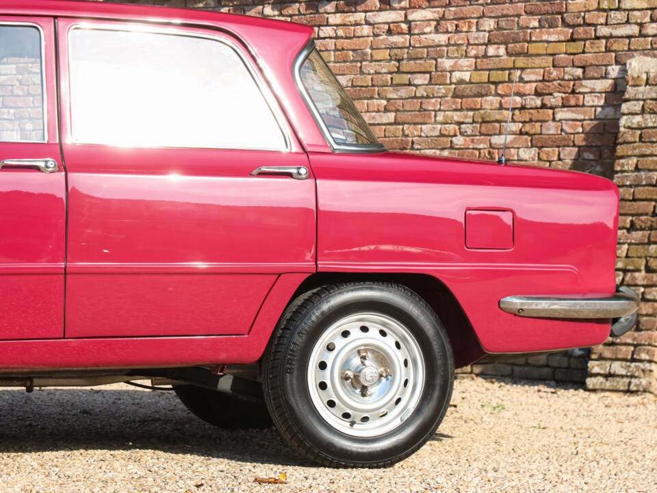 Image 18/50 of Alfa Romeo Giulia Nuova Super 1300 (1975)
