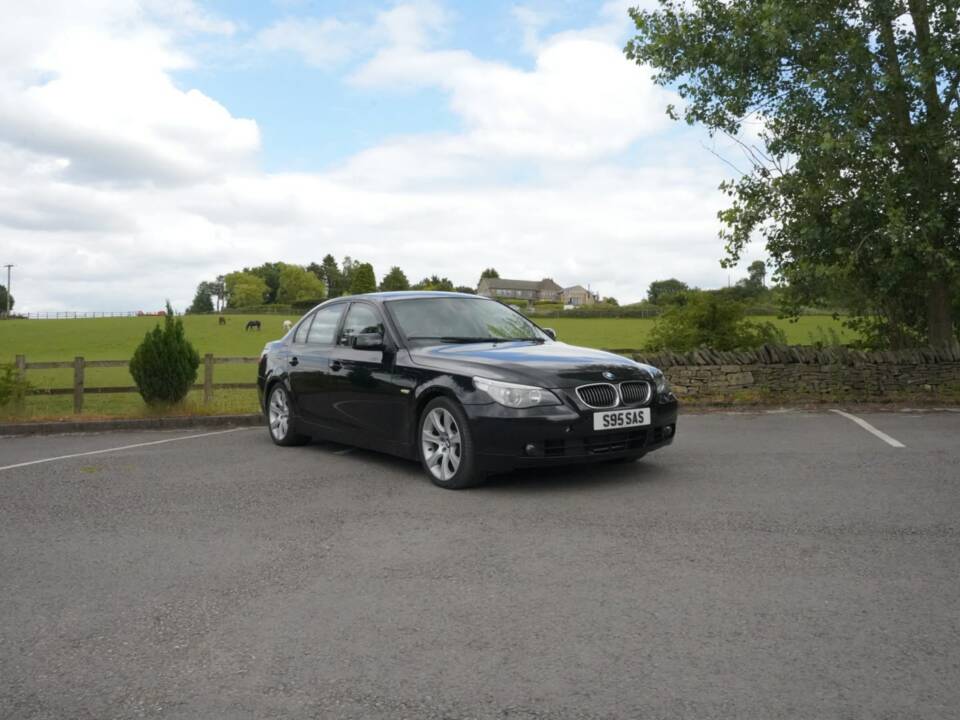 Bild 14/48 von BMW 550i (2006)