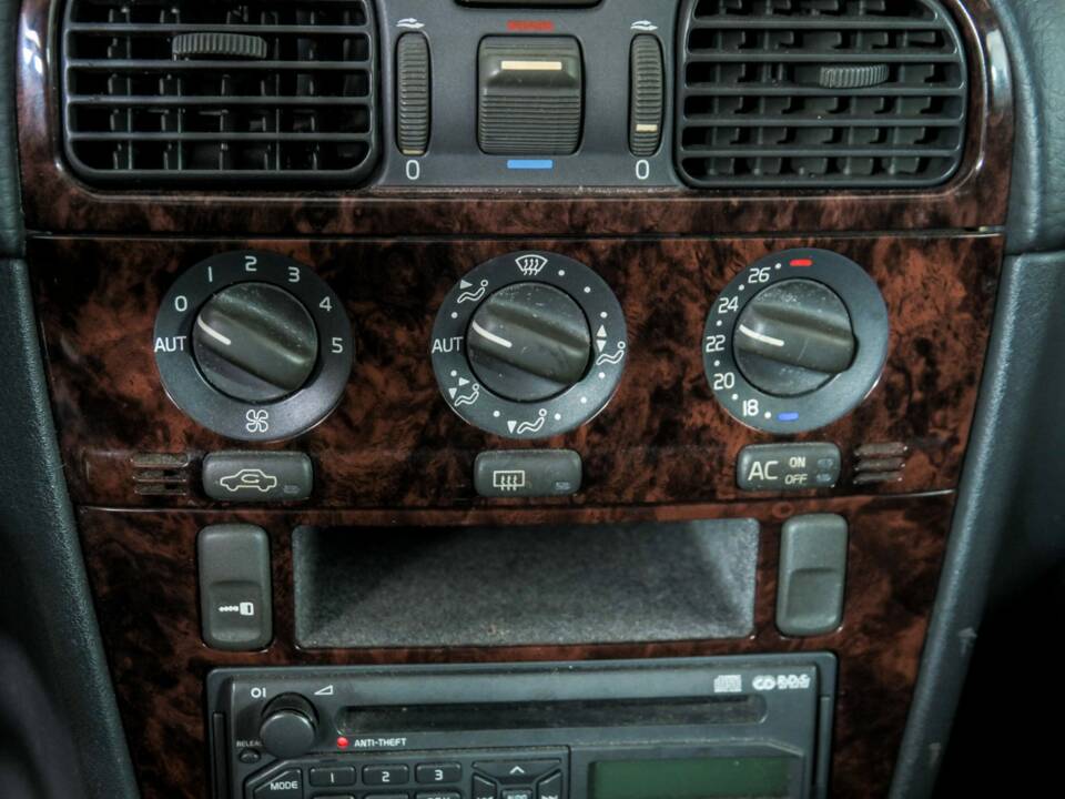 Image 18/29 of Volvo V40 2.0 16V (1999)
