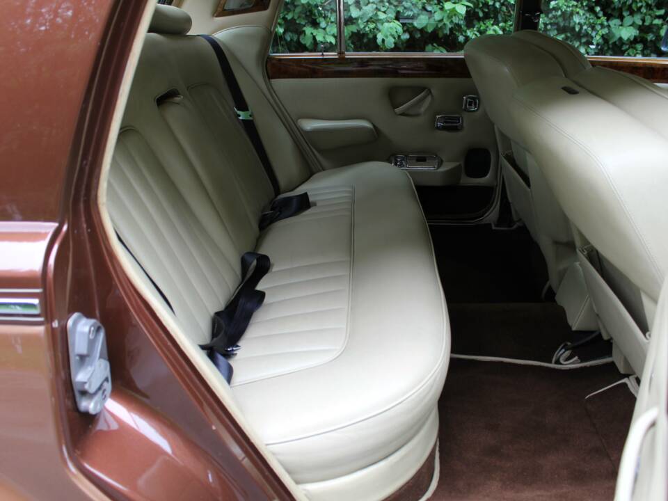 Image 14/20 of Rolls-Royce Silver Shadow II (1980)