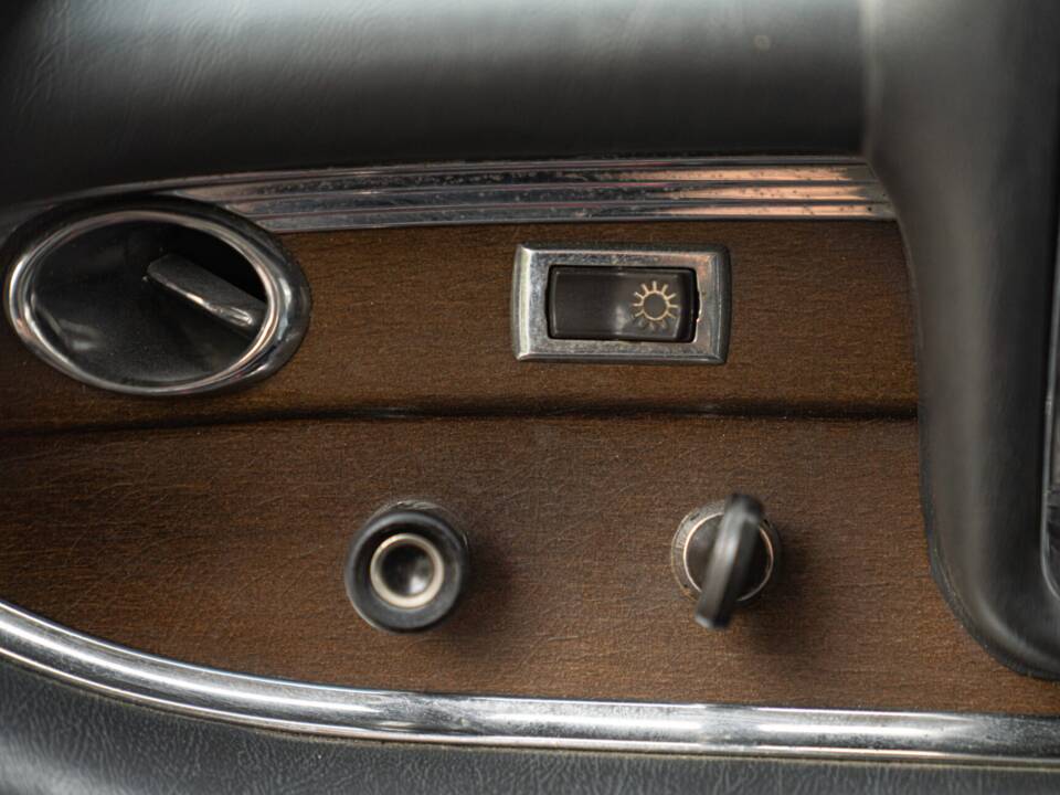 Image 40/50 of Mercedes-Benz 220 S b (1967)