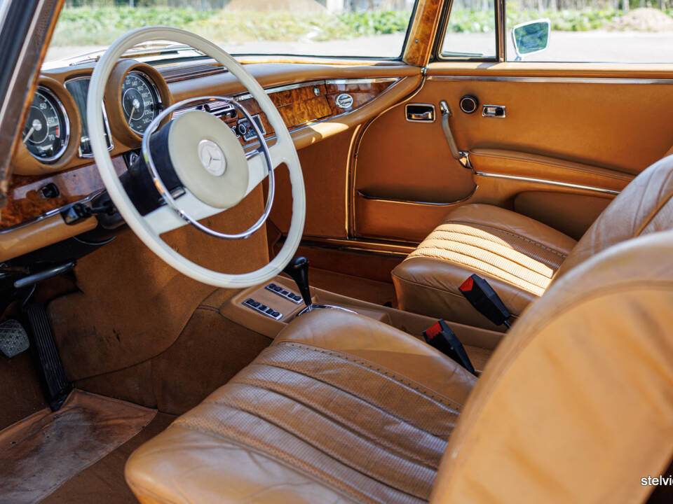 Image 27/38 of Mercedes-Benz 280 SE 3,5 (1970)