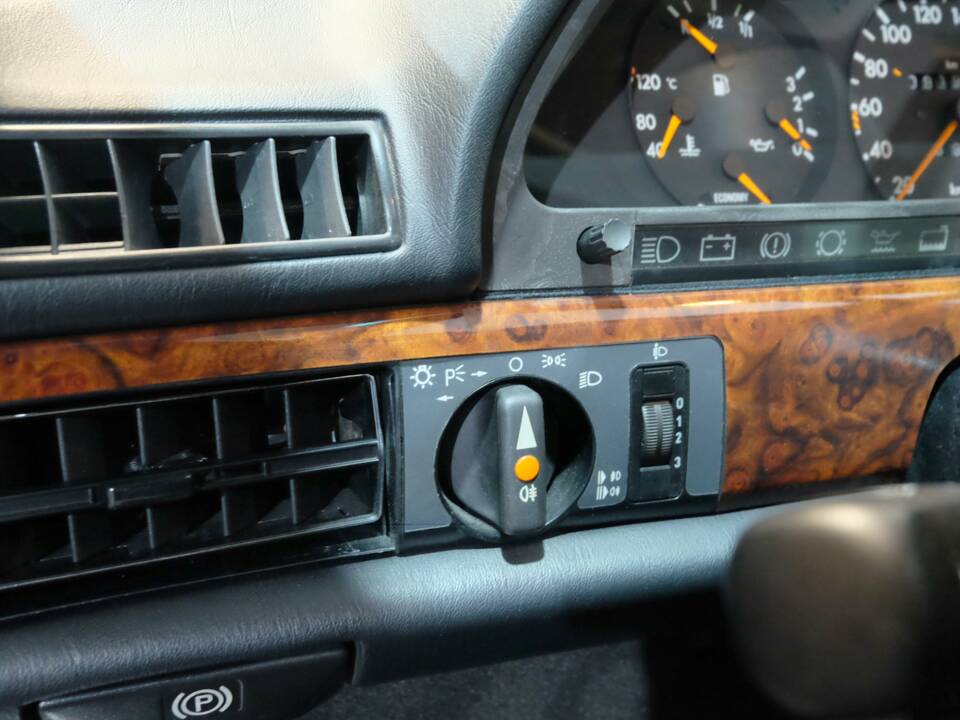 Image 8/34 of Mercedes-Benz 500 SEC (1991)