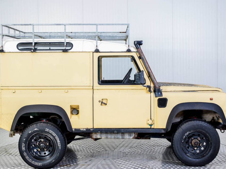 Image 22/50 of Land Rover 90 (1984)