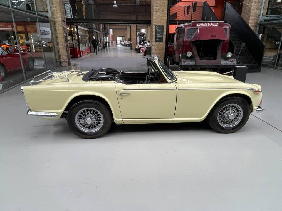 Afbeelding 4/39 van Triumph TR 250 (1967)