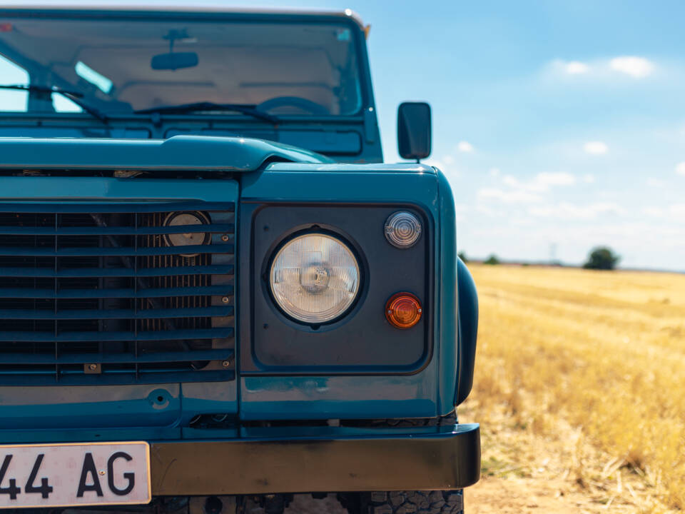 Image 12/51 of Land Rover Defender 110 (1995)