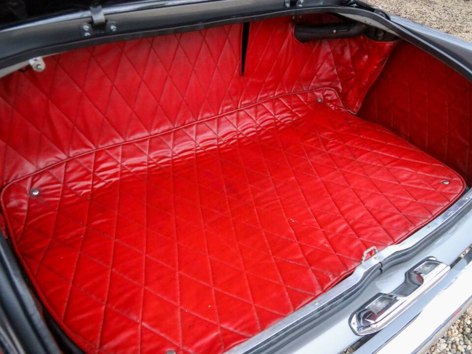 Image 31/50 of Ferrari 250 GT/E (1962)