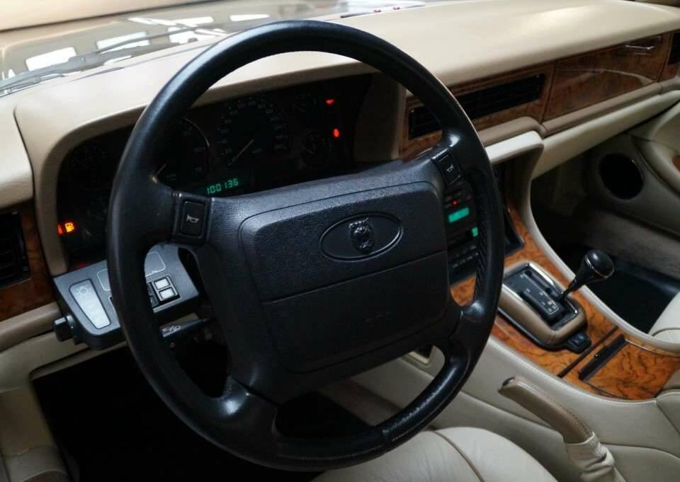 Image 8/47 of Jaguar XJ12 6.0 (1994)