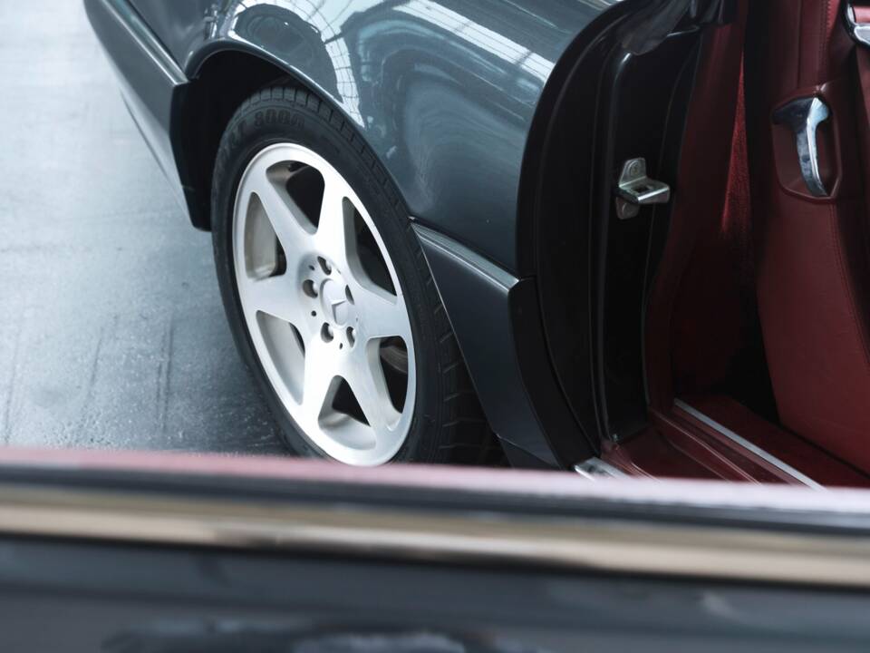 Image 37/37 of Mercedes-Benz SL 500 (1995)
