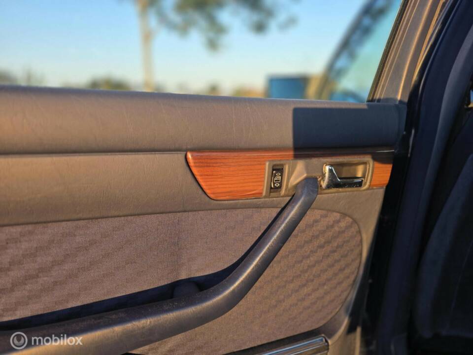 Image 23/50 de Mercedes-Benz 300 SE (1989)