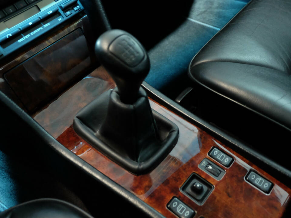 Image 23/40 of Mercedes-Benz 250 TD (1990)