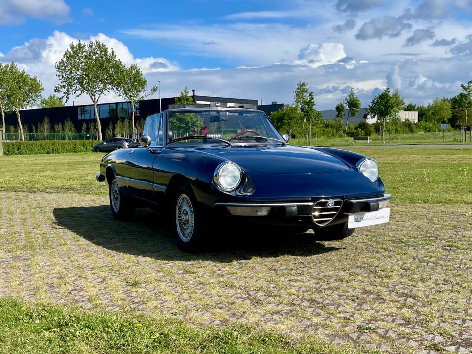 Bild 5/22 von Alfa Romeo 2000 Spider Veloce (1979)