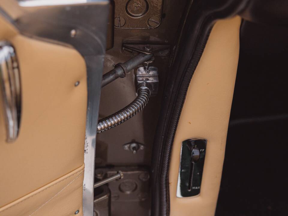 Image 96/99 of Aston Martin DB 6 Volante (1968)