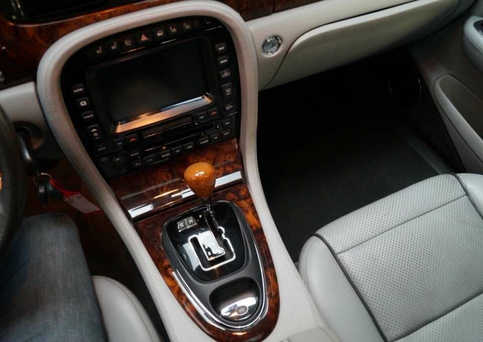 Image 9/50 of Jaguar XJ 8 4.2 (2008)