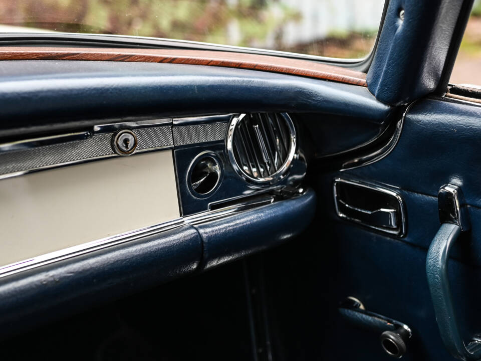 Image 31/38 of Mercedes-Benz 280 SL (1968)