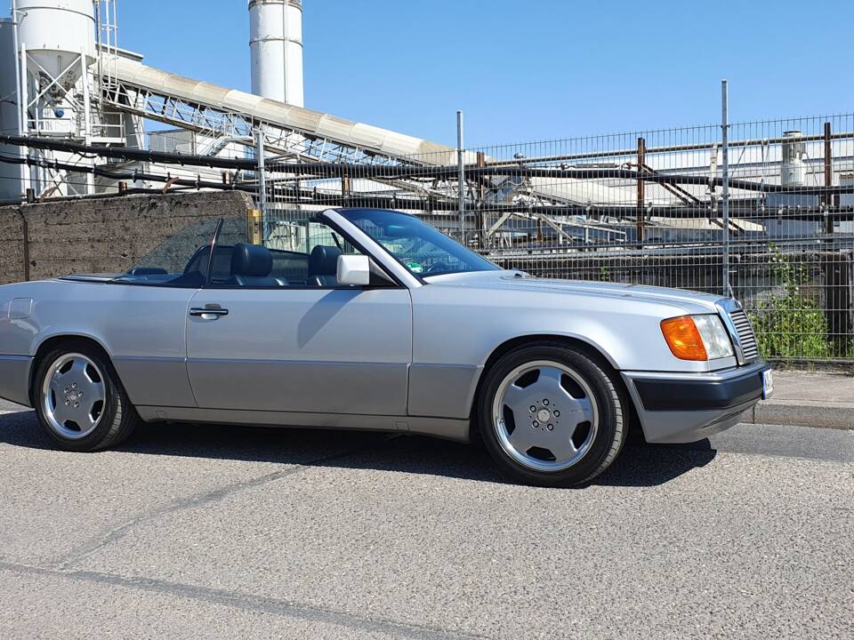 Imagen 12/94 de Mercedes-Benz 300 CE-24 3.4 AMG (1992)