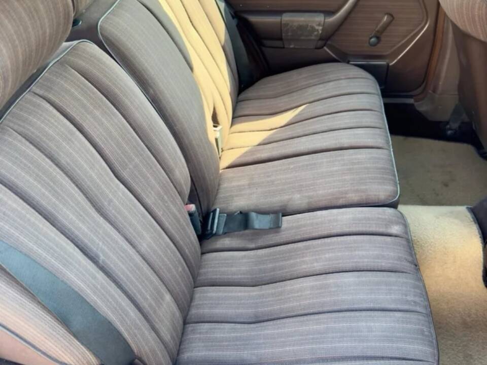 Image 8/23 of Mercedes-Benz 300 TD (1987)