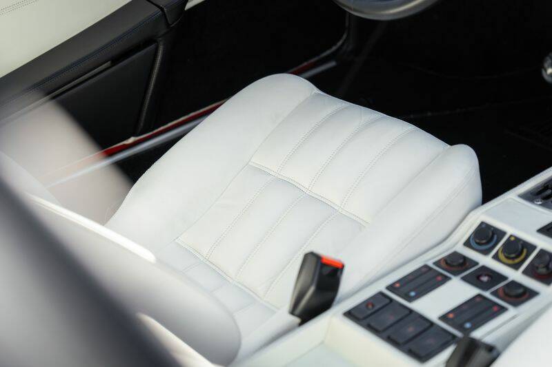 Image 19/33 of Ferrari 208 GTB Turbo (1987)