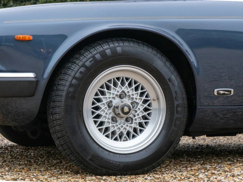 Image 12/50 of Jaguar XJ 12 (1987)
