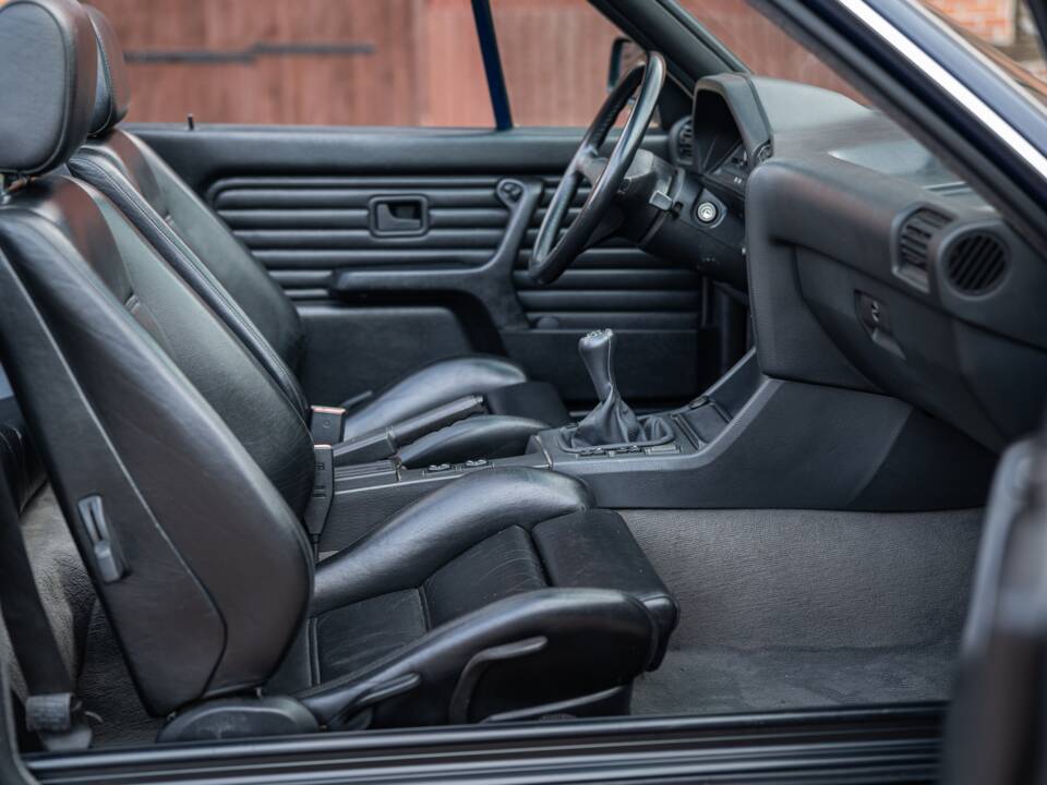 Image 38/99 of BMW 320i (1989)