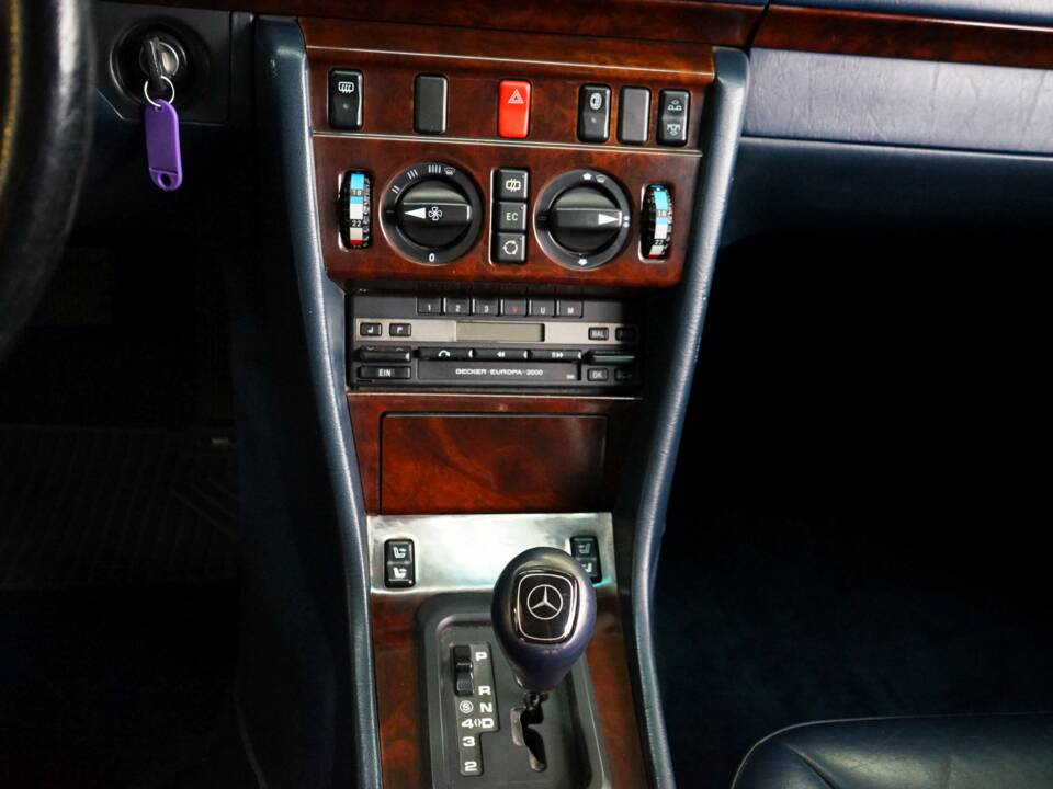 Image 20/33 of Mercedes-Benz 300 CE-24 (1993)