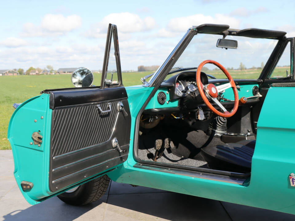 Image 32/50 of Alfa Romeo 1750 Spider Veloce (1969)