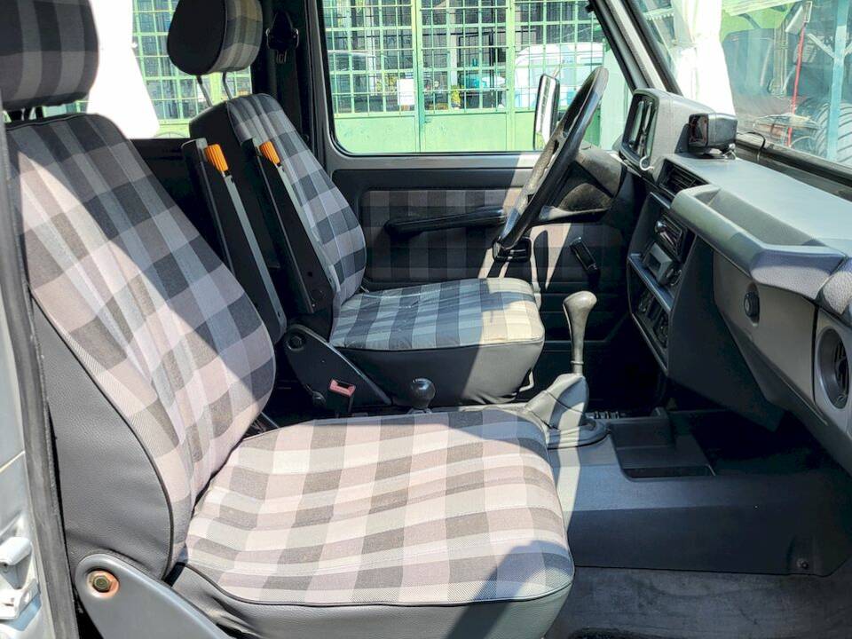 Image 34/55 of Mercedes-Benz 200 GE (SWB) (1990)