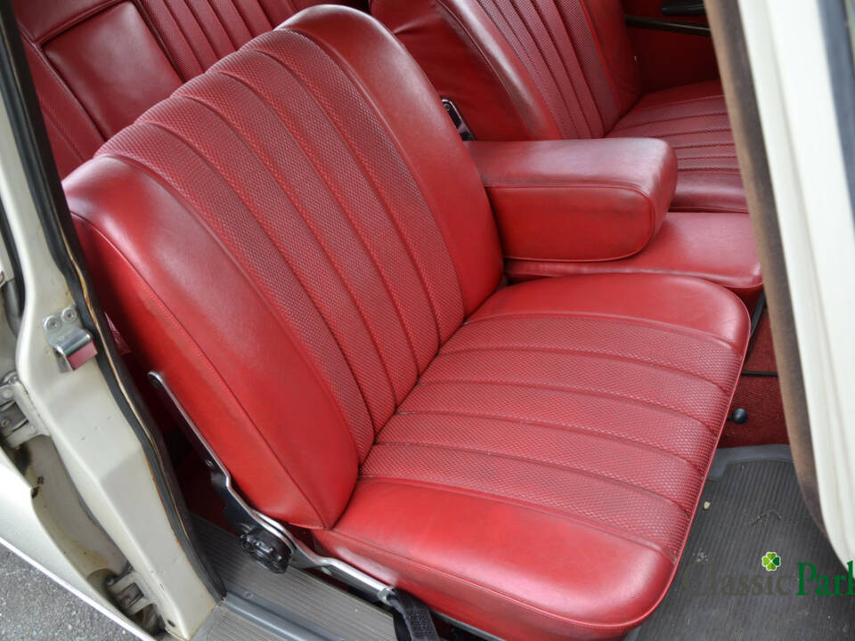 Image 22/50 of Mercedes-Benz 200 (1965)