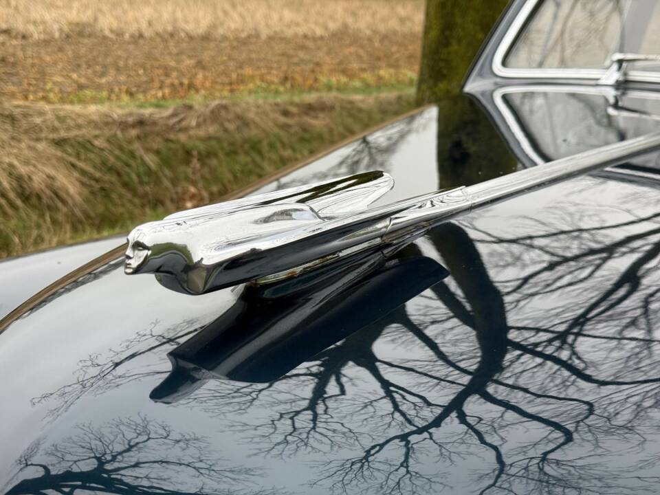 Image 18/24 of Cadillac de Ville Touring Sedan (1947)