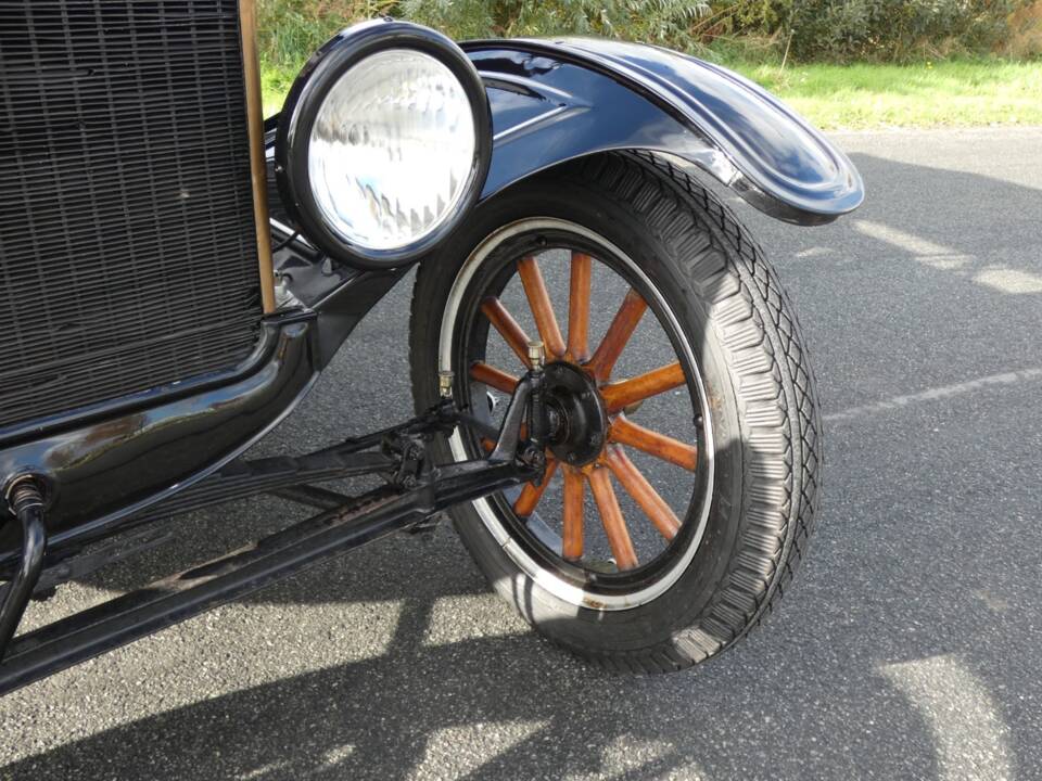 Image 18/41 of Ford Model T Touring (1925)