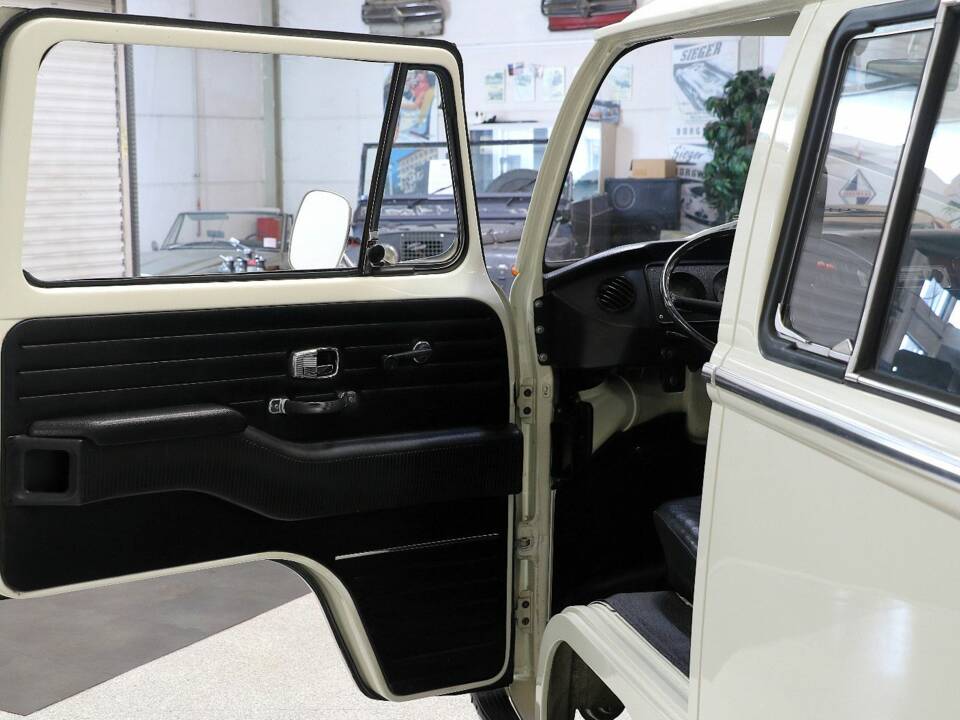 Bild 24/26 von Volkswagen T2a Kleinbus L (1971)