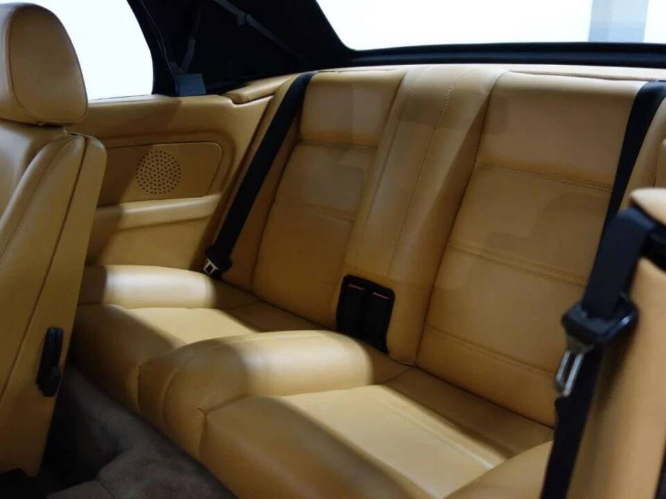 Bild 13/15 von BMW 320i (1988)