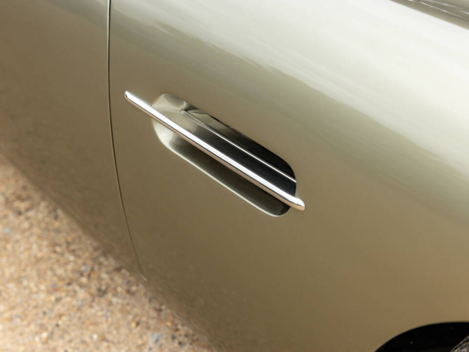 Immagine 28/57 di Aston Martin DB 6 Volante (1969)