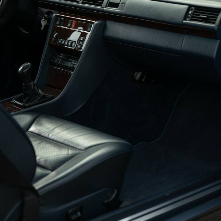 Bild 70/79 von Mercedes-Benz 200 CE (1993)