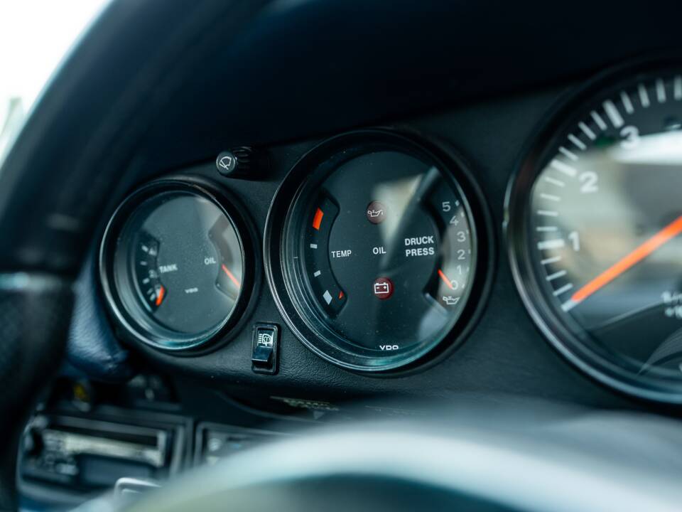 Image 31/50 of Porsche 911 Carrera 3.2 (1985)