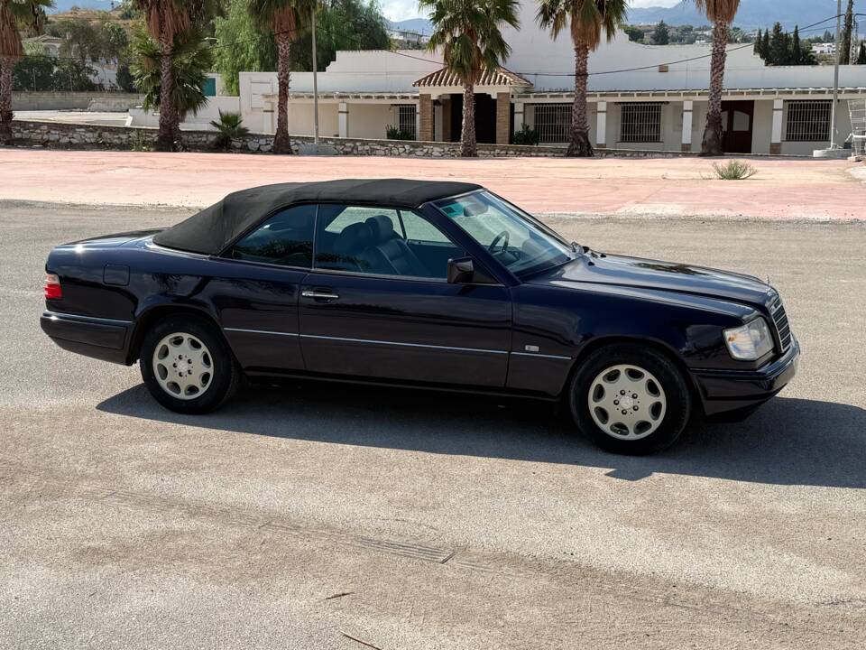 Image 15/30 of Mercedes-Benz E 200 "Final Edition" (1997)