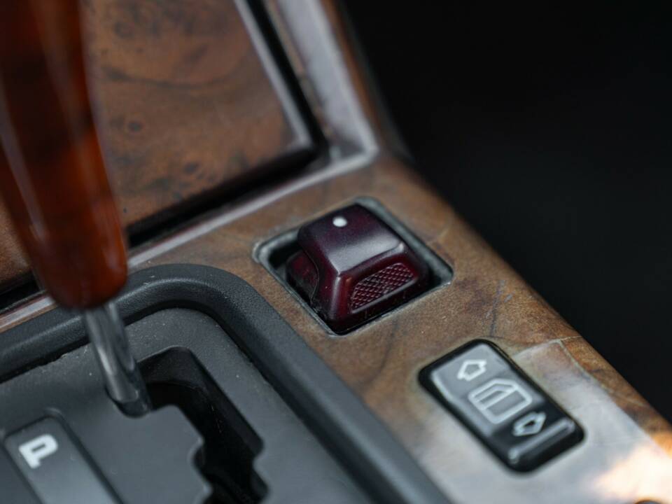 Image 40/50 of Mercedes-Benz 300 SL (1990)