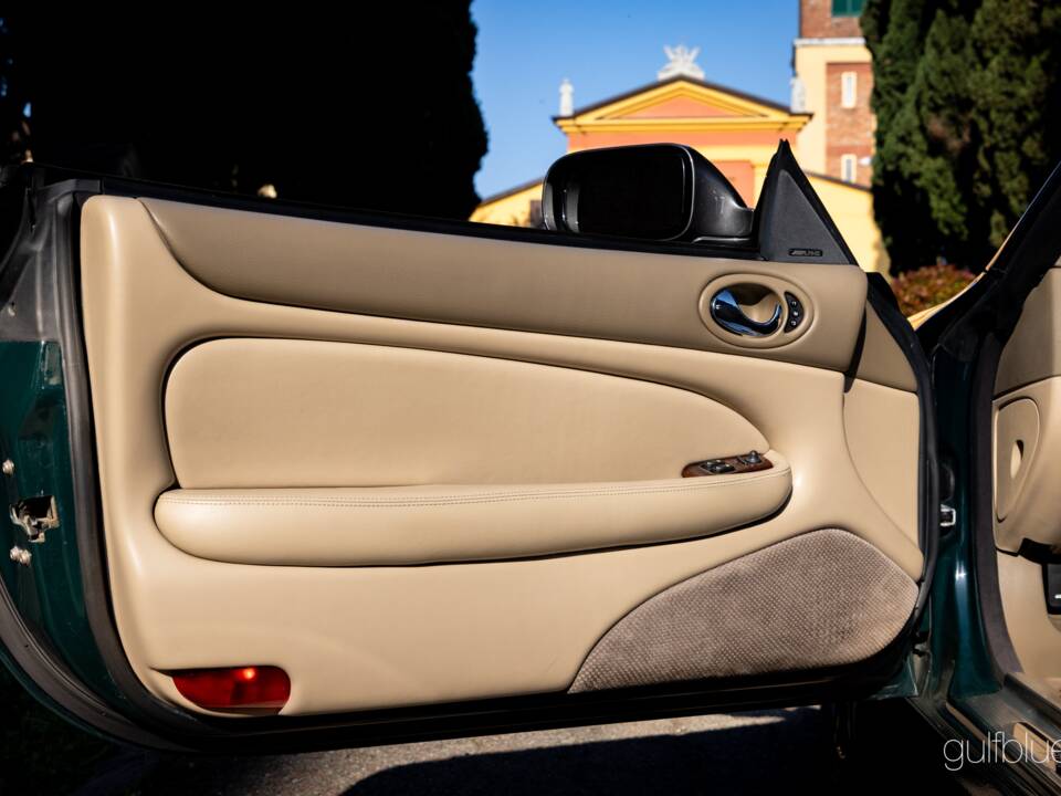 Image 32/70 of Jaguar XKR (2004)